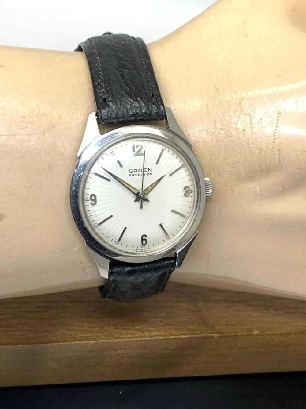 Gruen Men's Watch Vintage Manual 515SS Silver Dial Black Leather Strap 32mm